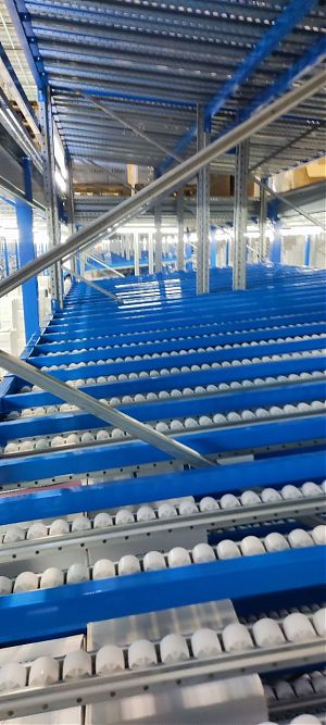 Платформенный мезонин с гравитационными полками — удвоение площади подбора в существующем складе